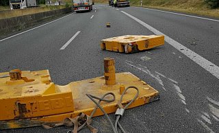 Diese Gegendstände verlor der Lkw während der Fahrt - Polizei