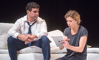 Katja (Anna Schäfer) erklärt ihrem Anwalt (Mathias Kopetzki), dass sie den Nagelbombenanschlag, bei dem Mann und Kind starben, für rechtsterroristisch motiviert hält. - Ralf Bittner