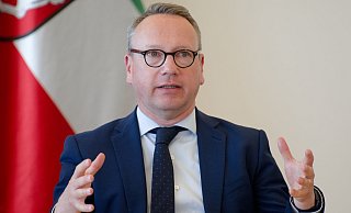 NRW-Justizminister Benjamin Limbach möchte wieder an Bundeswehrübungen teilnehmen und lässt sich erneut mustern. - Henning Kaiser/dpa