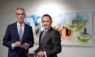Die Vorstände der Volksbank Bad Oeynhausen-Herford eG, Andreas Kämmerling und Oliver Ohm, freuen sich über ein Wachstum ihres Geldinstituts, das im vergangenen Jahr die Erwartungen übertroffen hat. - Frank-Michael Kiel-Steinkamp