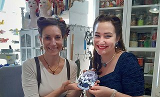 Lilly Krümmel (r.) und Nadine Schmitz im Atelier des Retro-Kleidungsgeschäfts Miranda's Choice. In den Händen der von Krümmel gestaltete Fascinator (Kopfschmuck) "Lilly León". - Kristoffer Fillies