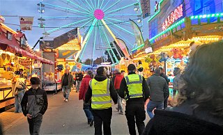 Polizei und Sicherheitsdienste waren auf dem Festplatz und im Festzelt in Teams unterwegs und sorgten für Sicherheit. - Simone Flörke