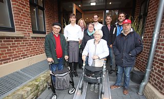 Die Arbeitsgruppe Handicap freut sich über eine behindertengerechte Rampe am Mühlenwerk 1857. Wolfgang Linnemann (v. l.), Ewald Schönmeier, Susanne Groß, Ute Brandt-Brüggemann, Jonas Köster, Doris Decius, Harald Etzhold, Felix Lehra und Michael Belitz. Willi Niederbröker wollte nicht auf das Foto. - Ulf Hanke