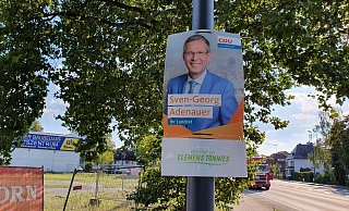 Auch an der Berliner Straße wurden mehrere Wahlplakate von Sven-Georg Adenauer mit dem Zusatz „Präsentiert von Clemens Tönnies" versehen. - Irja Most