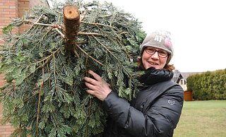 Guten Flug: Kerstin Hennig-Wippich findet nach ein paar Versuchen die richtige Technik, wirft den ausgemusterten Weihnachtsbaum in der Mittelklasse 4,63 Meter weit und sichert sich 2017 den Sieg. - Heike von Schulz
