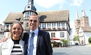 Bei der Bekanntgabe seiner dritten Kandidatur im Juni 2020: Alexander Fischer mit seiner Frau Saskia Fischer-Lenßen vor dem Historischen Rathaus in Höxter. - Simone Flörke/Archiv