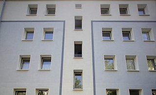 Immobilien sind bei Anlegern derzeit sehr beliebt – oft sind sie jedoch drastisch überteuert. - picture-alliance/ dpa