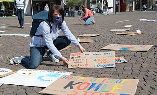 Mit ausgelegten Schildern statt Demo oder Kundgebung machen die Klimaktivisten von Parents for Future und Fridays for Future anlässlich des Globalen Klimastreiks auf den Klimawandel aufmerksam. - Ralf Bittner
