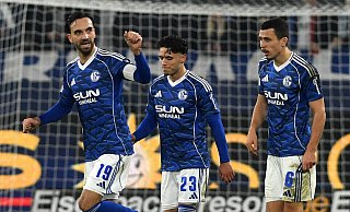 Schalkes Torschütze Kenan Karaman (l.) jubelt über seinen 1:1-Ausgleichstreffer. Ron Schallenberg (r.) und sein kongenialer Partner Soufiane El-Faouzi trotten zufrieden Richtung Mittelkreis. - Picture Alliance