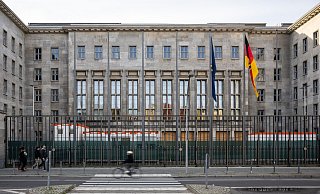 Das Bundesverfassungsgericht hat die Umwidmung von 60 Milliarden Euro für nichtig erklärt. Nun muss das Finanzministerium seinen Haushalt neu organisieren. - Hannes P. Albert/dpa