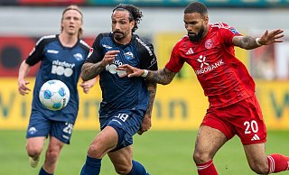 Paderborns Adriano Grimaldi (l) und Düsseldorfs Jamil Siebert kämpfen um den Ball. - David Inderlied/dpa