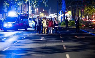 Einsatzkräfte versorgen mehrere Menschen nach einer Schießerei in Hannover. - Moritz Frankenberg/dpa