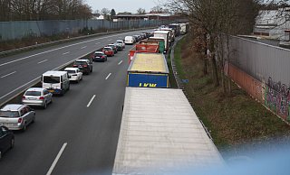 Stau nach einem Unfall auf der A30 bei Bünde. - Björn Kenter