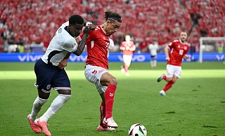 Dänemarks Yussuf Poulsen (r) behauptet vor Englands Marc Guehi den Ball. - Arne Dedert/dpa