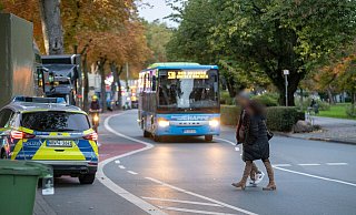 Einige Kirmesbesucher nutzen die Abkürzung direkt über die Straße. Die Polizei ist nach eigenen Angaben regelmäßig vor Ort. In diesem Fall waren die Beamten gerade auf dem eigentlichen Kirmesgelände unterwegs. - Niklas Tüns