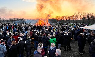 15 offizielle Osterfeuer brannten in Gütersloh an den Feiertagen. Auch der Bürgerverein Sunder lockte viele Besucher an. - Jens Dünhölter
