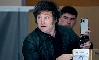 Präsidentschaftskandidat Javier Milei gibt in einem Wahllokal in Buenos Aires seine Stimme ab. - Natacha Pisarenko/AP/dpa