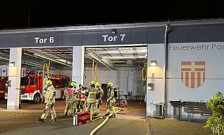 "Heimarbeit" für die Feuerwehr: Ein heißgelaufener Kompressor in der Feuer- und Rettungswache Schloß Neuhaus löste am Sonntagabend die interne Brandmeldeanlage aus. - Ralph Meyer