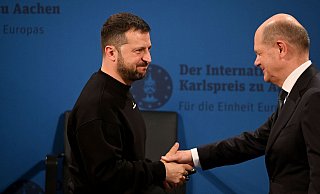Der ukrainische Präsident Wolodymyr Selenskyj schüttelt Bundeskanzler Olaf Scholz nach dessen Rede bei der Verleihung des Karlspreises die Hand. - Ina Fassbender/Pool AFP/dpa