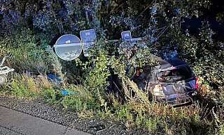 Beim Unfall auf der A33 bei Borchen werden die beiden Insassen schwer verletzt. - Feuerwehr Borchen