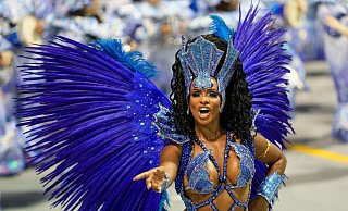 Extravagante Kostüme gehören beim Karneval in Brasilien dazu. - Andre Penner/AP/dpa