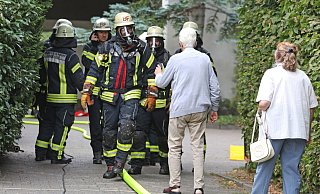 Die Feuerwehr ging mit mehreren Trupps unter Atemschutz in den Keller. Auch die Hauseigentümer waren herbeigeeilt. - Sarah Jonek