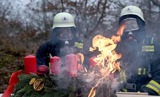 Bei der Weihnachtsdeko mit echten Kerzen können schnell Brandgefahren entstehen, davor warnt die Feuerwehr. - picture alliance / Carsten Rehde