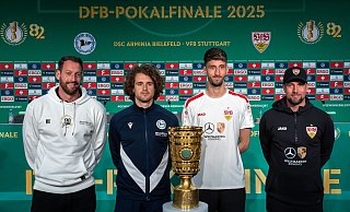 Mitch Kniat (l) und Mael Corboz (2.v.l) freuen sich auf das DFB-Pokalfinale. - Soeren Stache/dpa