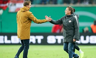 Treffen sich in Wien wieder: Bundestrainer Julian Nagelsmann (l) und Österreichs Coach Ralf Rangnick. - Jan Woitas/dpa-Zentralbild/dpa