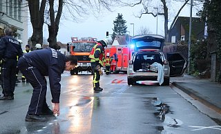 Ein Polizeibeamter sichert Unfallspuren auf der Bahnhofstraße. - Ekkehard Wind