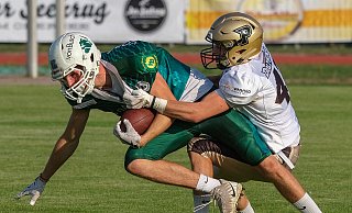 Hohe Intensität: Im Derby ging es in vielen Situationen kämpferisch zu, auch die heißen Bedingungen taten ihr Übriges. Dennoch konnten die Bulldogs den Verteidigern der Paderborner immer wieder entwischen. - Andreas Zobe