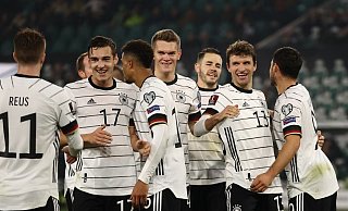 Die DFB-Spieler machten in Wolfsburg sowohl ihren Trainer als auch die Fans zufrieden. - Foto: Christian Charisius/dpa
