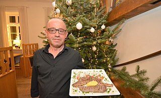 Niko Mantzelos von griechischen Restaurant "Bei Vassili" mit einem weihnachtlichen Lammgericht. - Karin Prignitz