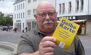 So sieht sie aus: Udo Olschewski, Leiter des Paderborner Ordnungsamtes, zeigt die Gelbe Karte. - Hans-Hermann Igges