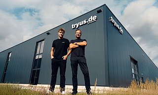 Die beiden Geschäftsführer der Try Us GmbH, Matthias Kampmann und sein Sohn Maurice (l.), haben vor wenigen Tagen ihren neuen Unternehmenssitz im im Kreis Gütersloh bezogen. - Try Us
