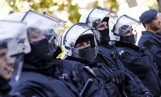 Mitglieder der Hundertschaft der Polizei bei einem Einsatz. - Symbolfoto: Christoph Hardt/Geisler-Fotopres