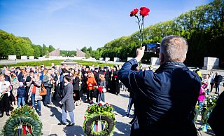 Zahlreiche Menschen besuchten das Sowjetische Ehrenmal im Treptower Park in Berlin. - Christoph Soeder/dpa