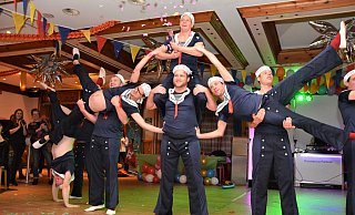 Das Männerballett aus Paderborn macht Stimmung bei den jecken Weibern in Stukenbrock. - Karin Prignitz