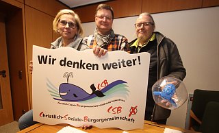 Britta Rusch (v.l.), Harald Laabs und Martin Wildemann hoffen, dass sich Bürger in der CSB einbringen wollen. Den kleinen Wal in Wildemanns Hand hat die Stadt für das Jubiläum entworfen, er passt aber auch gut zum CSB-Logo. - Sabine Kubendorff