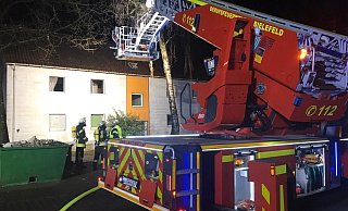 Die Feuerwehr ist mit einer Drehleiter vor Ort. - Christian Mathiesen