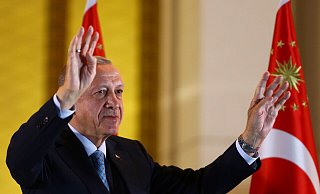 Der wiedergewählte Präsident der Türkei, Recep Tayyip Erdogan, feiert vor Anhängern im Präsidentenpalast in Ankara. - Ali Unal/AP