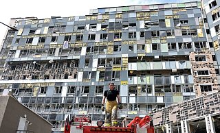 Selbst 50 Meter von der Einschlagstelle entfernt sind schwere Zerstörungen zu sehen. (Archivbild) - Ukrinform/dpa