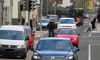 Radfahren auf der August-Bebel-Straße: Der Radler fährt zwischen Autos und von hinten kommt die Stadtbahn. Viel Platz hat er nicht. - Kurt Ehmke