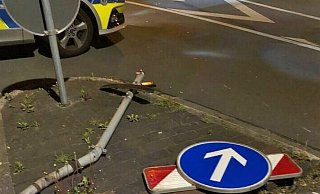 Auch ein Verkehrsschild konnte den Fahrer nicht stoppen. - Symbolfoto: Polizei