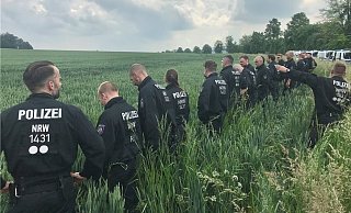 Die Suchkette der Polizei startet in das Feld. - Leonhard Behmann