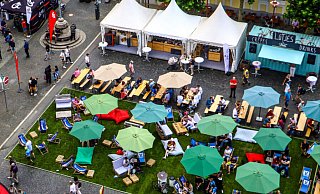 Ein Beispiel für einen Aufenthaltsbereich: Die Liegestühle auf dem Kunstrasen nutzten viele, die zur Ankunft der Radrennfahrer bei der Deutschland-Tour ans Rathaus gekommen waren. Auf einer solchen Fläche wären auch Spiele denkbar. - Daniel Salmon