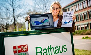 CSB-Fraktionschefin Britta Rusch (hier mit Laptop und einem Buch über das Selbstverständnis des parteiunabhängigen Vereins) will im Herbst mit einer neuen Truppe wieder in den Stadtrat, also ins Rathaus einziehen. - Besim Mazhiqi