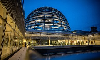 Der Deutsche Bundestag im Reichstagsgebäude mit der gläsernen Kuppel, aufgenommen während der ersten Fraktionssitzung der Unionsfraktion im neugewählten Bundestag. (Archivbild). - Foto: Michael Kappeler/dpa