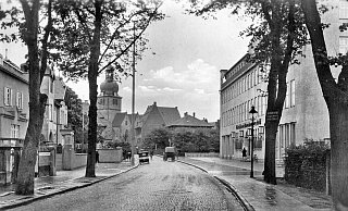 Rumpeliges Kopfsteinpflaster: Die Bielefelder Straße. Das abgestellte Auto im Bild ist ein Hanomag „Komissbrot". - Sammlung Polster
