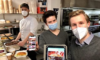 Mit der Lieferdienst-Plattform „Spot“ möchten die Entwickler - hier Gründer Benedikt Grewe (v. r.) und Christoph Liu - die lokalen Restaurantbesitzer unterstützen. El-Chingon-Betreiber Benedikt Paus ist begeistert. - Carmen Behrens